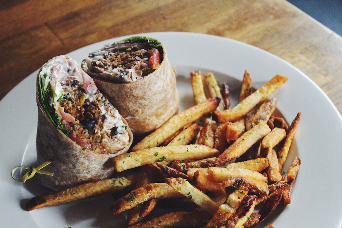 Our falafel wrap is anything but fal-awful!😜
.
.
.
.
.
#centralwharfco #downtownboston #downtown #bosfeed #foodiesofboston #falafelwrap #yummyfood #specialsboston