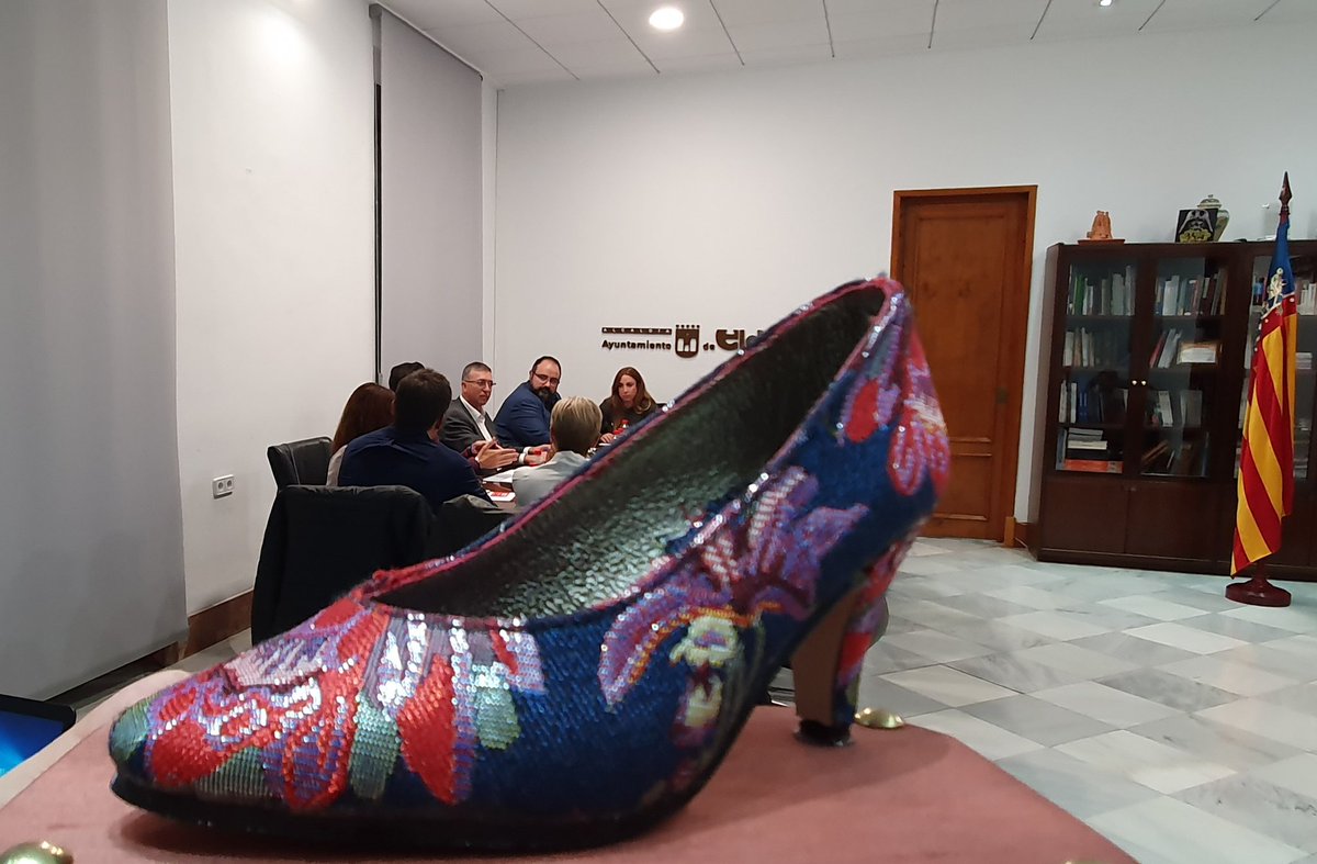 rafacliment_'s tweet photo. #Elda i el sector de #calcer ens preocupa però davant tot ens #ocupa. Jornada hui molt productiva a l'Ajuntament. Seguirem implementant les nostres politiques en ocupació, industria, innovació industrial i treball decent de @GVAeconomia https://t.co/gNt29Yt1nj