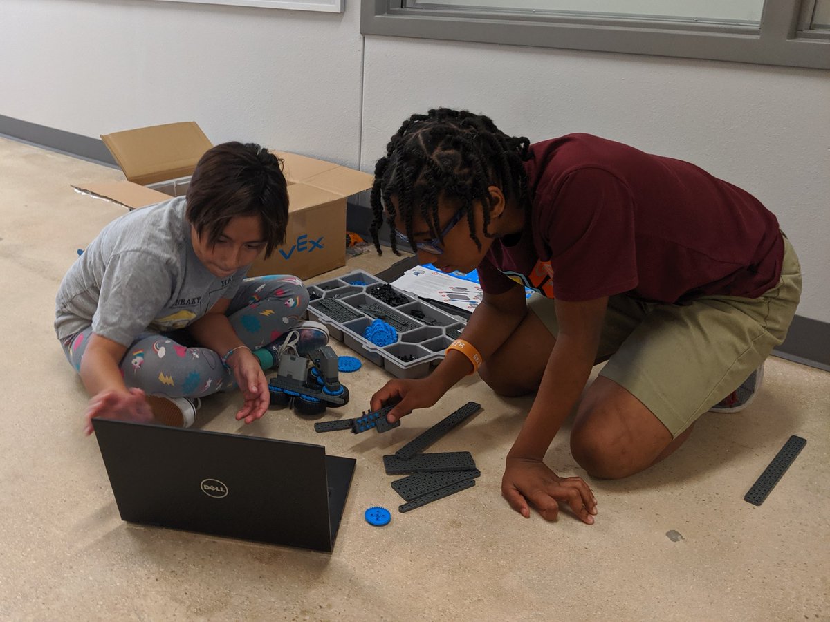ms_lottPV's tweet photo. Robotics at PV! Thank you @Michael29735486 ! #pvlionpride #ecproud https://t.co/DxEJvYh7mK