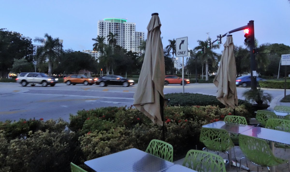 hbbtruth's tweet photo. Didn't arrive @ 'new' Shabo's Barbecue #YoungCircle #HollywoodFL til 7 pm yet got inside and was able to congratulate its owner/chef over how beautiful it looked inside + SO much larger than old site! Packed w/smiling customers!
Cell 📱 was full of photos so had to use my #Sony📸 https://t.co/bnWcGFkwrG
