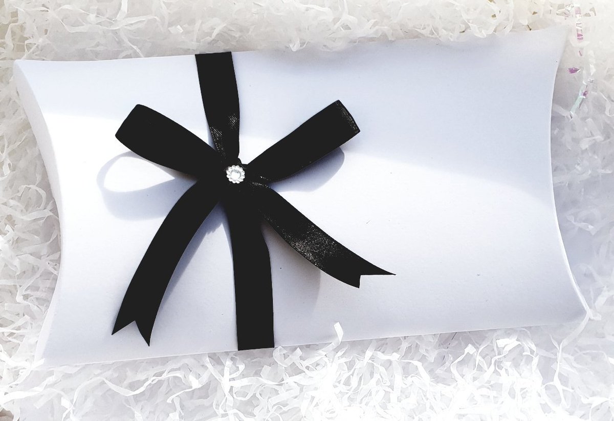 myfavorcreats's tweet image. Large pillow box favours tied with a satin bow #pillowbox #favours #favourbox #madetoorder #bespoke #myfavoritcreations