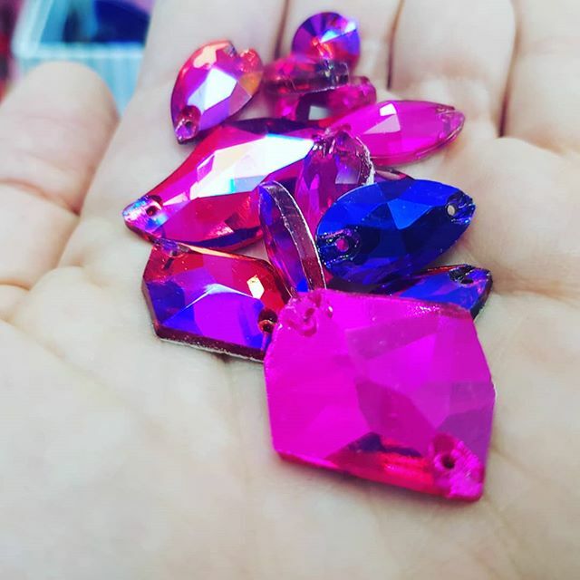 mundo_crystal's tweet photo. .
Empezamos la semana brillando con nuestro #strass en Mundo Crystal. 💎💎💎
.
Tenemos un montón de #cristales con diferentes formas y colores en nuestra web. 😎
Si aún no los has visto... ¿a qué esperas? ⭐😍
.
.
.
#mundocrystal #fashion #decoracion #fashionmood #decor #stras… https://t.co/kygIKW4huL