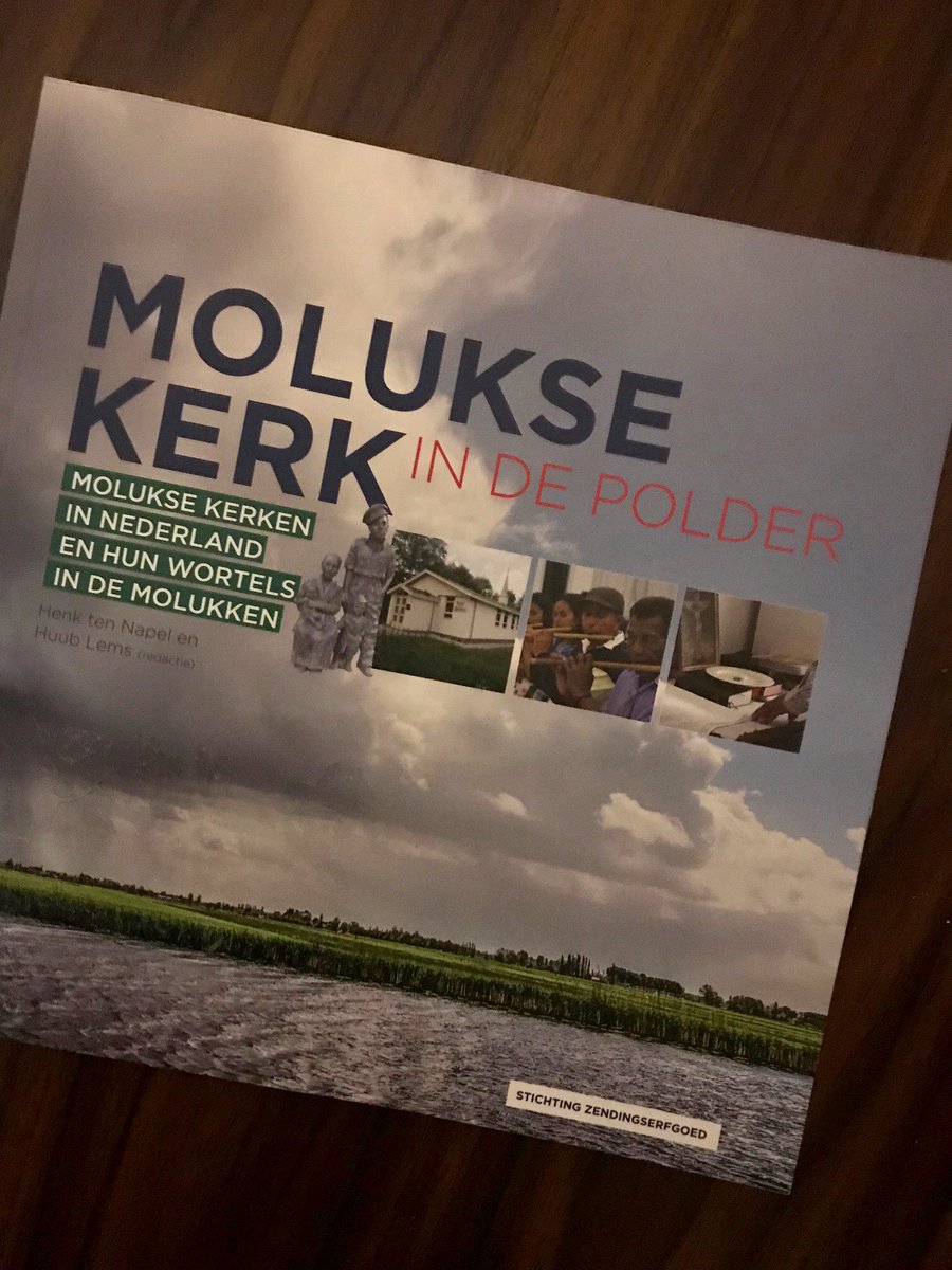 Vandaag opende de tentoonstelling “Molukse Kerk in de Polder” en nam ik het tentoonstellingsboek in ontvangst. 
Tot 21/11 te zien in de bibliotheek @DeNieuweKolk.
Wat voor specifieke kenmerken heeft/had de kerk op de Molukken? En wat voor doorontwikkeling was er in Nederland?
