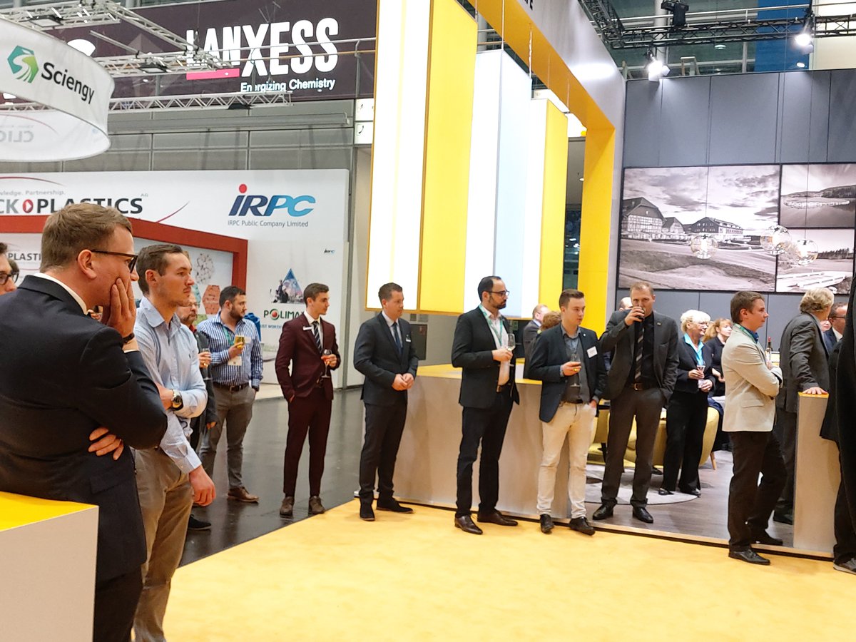 WFBBrandenburg's tweet photo. Der 5.Mitteldeutsche Abend in Halle 5 Stand E75-E77 bei der #K_tradefair ist in vollem Gang. In entspannter Atmosphäre bei Musik und leckerem Essen diskutieren wir über nachhaltige Entwicklungen in der Branche. Das #ClusterKuChe ist für #Brandenburg dabei. https://t.co/cc3g1E3bLc