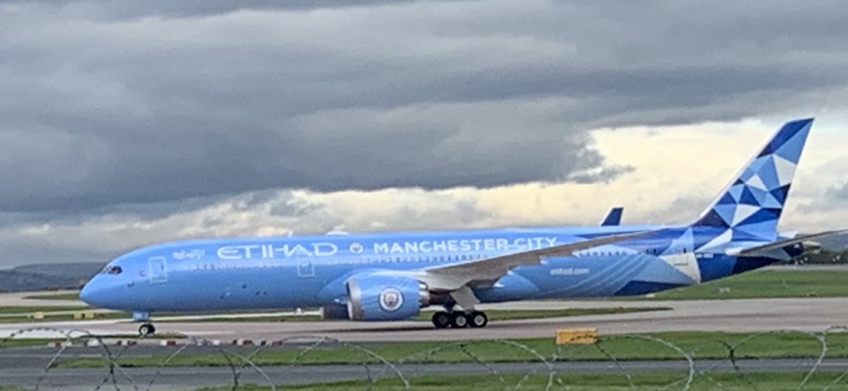 Sam45127511's tweet photo. #EtihadCity787  got to be in it to win it. Here is my attempt at a photo of the stunning new livery. https://t.co/VreofJWPVJ