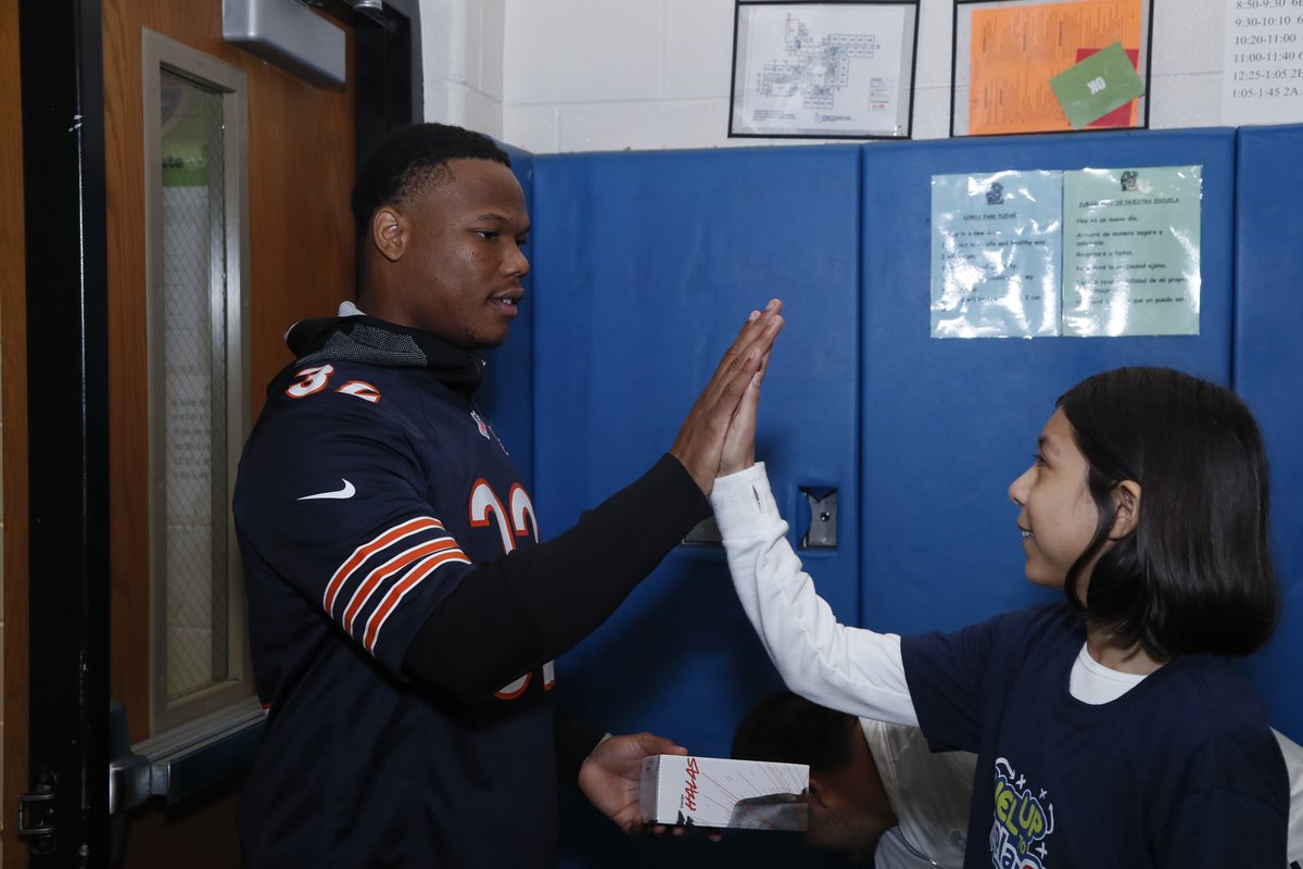 BearsOutreach's tweet photo. #DaBears in partnership w/ @MidwestDairy awarded Lords Park Elementary &amp; Ellis Middle School a $10K NFL Hometown Grant w/ the help of @MontgomerDavid to support the schools' nutrition &amp; physical activity programs through @FUTP60. https://t.co/8x6oXHtWP7