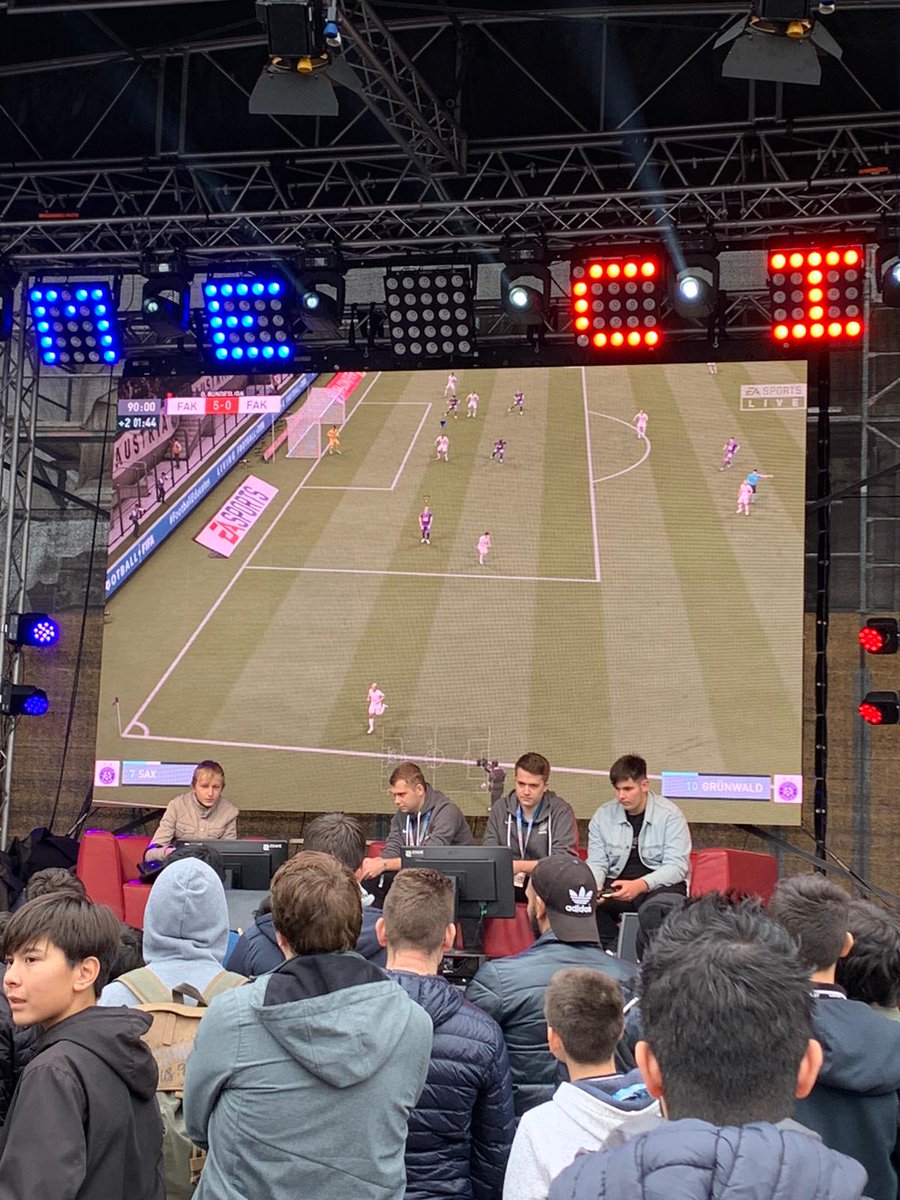 Neubi's tweet photo. Am Wochenende konnte ich Live aus dem Stadion ein 28-2 in der Weekend League erreichen ✅
Leider nach 26-0 eine unglückliche Niederlage bekommen 🙃
Danke an @FAK_eSports für das Wochenende auf der Gamecity 💜 
GG an meine beiden Teamkollegen die jeweils T100 erreicht haben 💪 https://t.co/qVbrDw2DSZ