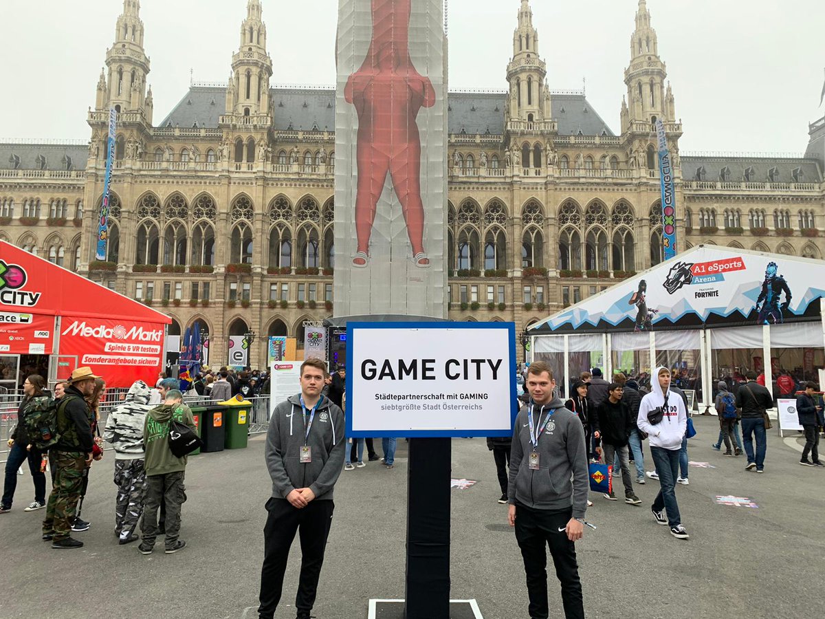 Neubi's tweet photo. Am Wochenende konnte ich Live aus dem Stadion ein 28-2 in der Weekend League erreichen ✅
Leider nach 26-0 eine unglückliche Niederlage bekommen 🙃
Danke an @FAK_eSports für das Wochenende auf der Gamecity 💜 
GG an meine beiden Teamkollegen die jeweils T100 erreicht haben 💪 https://t.co/qVbrDw2DSZ