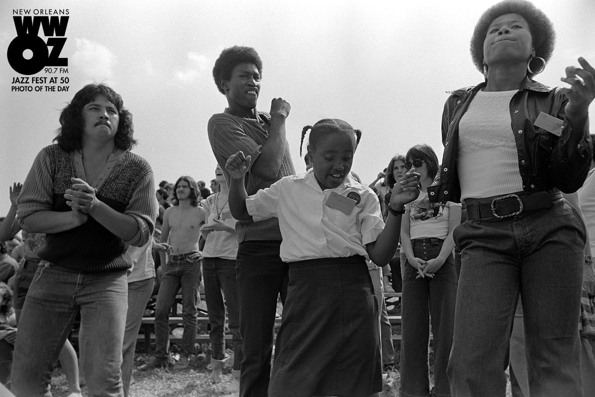 Folkways's tweet image. We're still celebrating #JazzFest50 all year long! If you haven’t picked up a copy of the collection, you can do so from our web store (link in profile) or stream on your favorite platform: 
Pictured: the audience at Jazz Fest 1973 by John Messina spoti.fi/2VYJovh
#NOLA