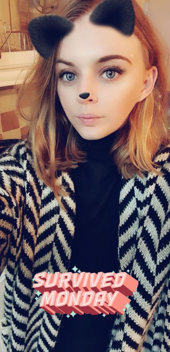 SimHolly1's tweet photo. First day at my new job was good today just need to learn to chill and stop being so awkward haha #firstdayprobs one good thing is being able to wear own clothes though 😀 https://t.co/fKTXo1xg64