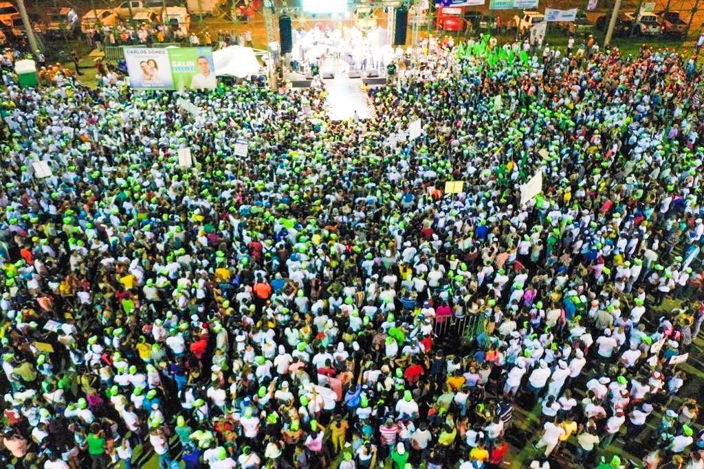 CARLOSDGE's tweet photo. ¡MONUMENTAL MONTERÍA!

¡Qué gran cierre de campaña #SalinAlcalde! El grito de victoria se siente y ante más de 10 mil monterianos mi esposa @vanefayad lo dejó claro: “¡Montería tiene Gobernador, se llama Carlos Gómez y sí traerá inversión!”

#CórdobaTieneFuturo https://t.co/PyCWNY73DR