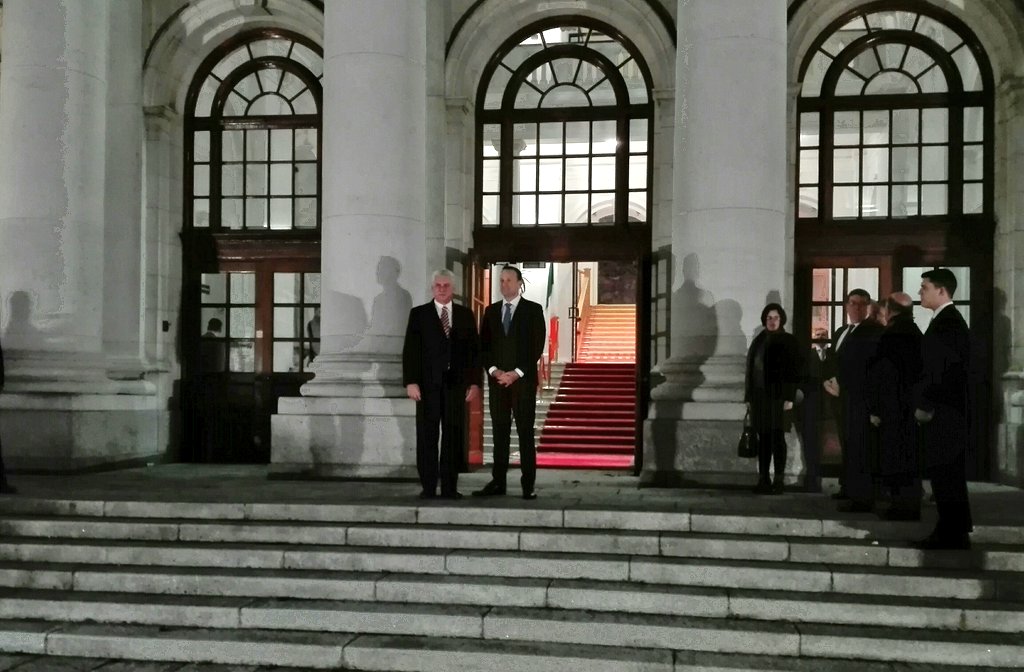 leticiadeCuba's tweet photo. Ya entrada la noche en #Dublin el presidente @DiazCanelB llega a las oficinas del Primer Ministro de #Irlanda, Leo Varadkar, quien lo recibe en la puerta del hermoso recinto. Luego sostendrá un encuentro con la comunidad cubana que vive acá y amigos de la Isla caribeña. https://t.co/CE6Cis722X