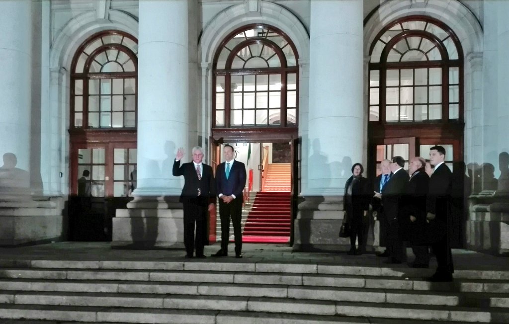leticiadeCuba's tweet photo. Ya entrada la noche en #Dublin el presidente @DiazCanelB llega a las oficinas del Primer Ministro de #Irlanda, Leo Varadkar, quien lo recibe en la puerta del hermoso recinto. Luego sostendrá un encuentro con la comunidad cubana que vive acá y amigos de la Isla caribeña. https://t.co/CE6Cis722X