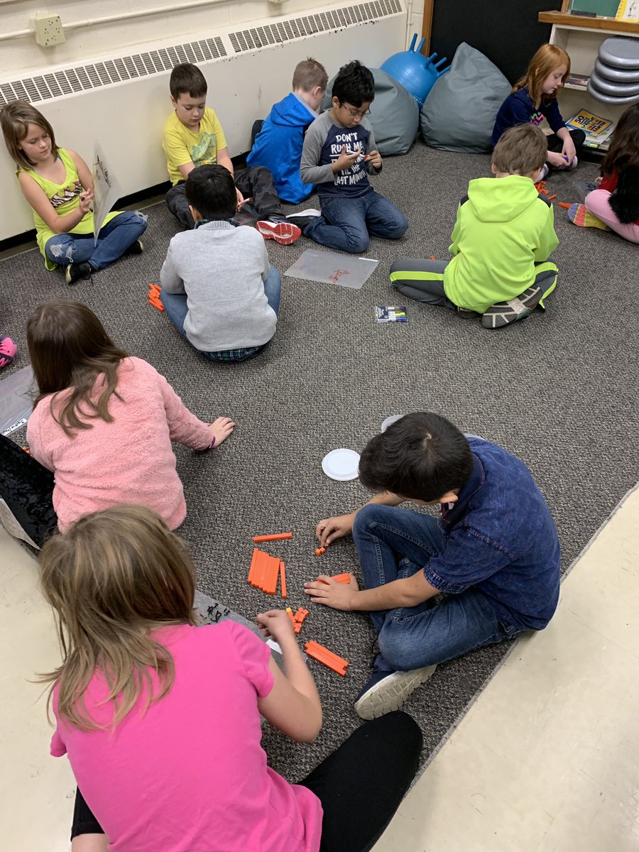 Glenwood4SV's tweet photo. Using base 10 when subtracting to communicate our understanding of regrouping #knowable #thinkers #communicators #handsonmath #GlenwoodGoesGlobal https://t.co/dKge71lQD1