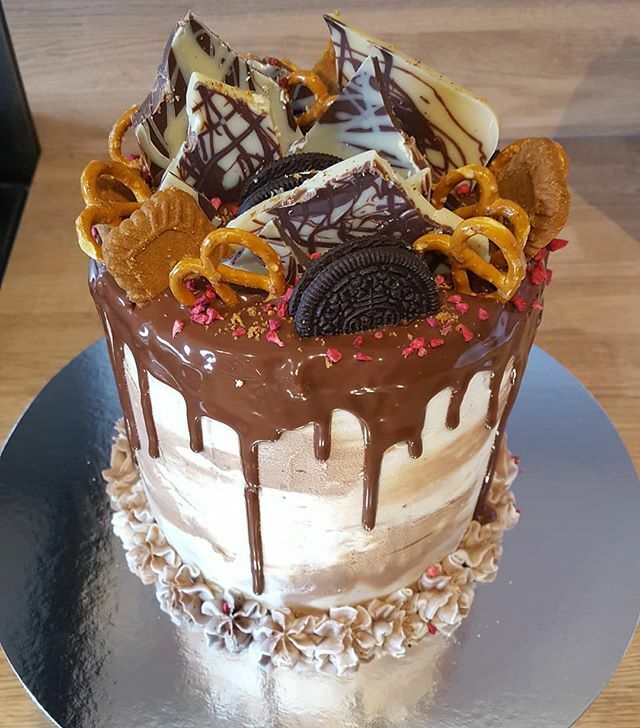 FlosKitchenuk's tweet photo. A bit of a twist on our rainbow cakes, vanilla and chocolate cake! 
https://t.co/I9v4zuBrMO 
#vegan #cake #pretty #colours #bakes #food #veganuk #vanilla #chocolate #whitechocolate #yummy #northamptonshire #shoplocal #supportsmallbusiness https://t.co/DedwgoAyx5 https://t.co/1A0A6Z983X