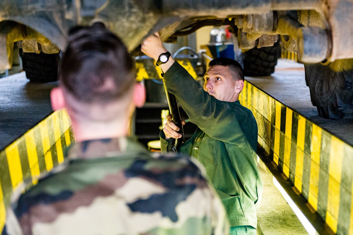 armeedeTerre's tweet photo. @CEMAT_FR @Defense_gouv #LeSaviezVous ? Le #4RMAT assure le maintien en condition #OPS des matériels terrestres en métropole & en #OPEX
En savoir ➕👉 https://t.co/LCArAeSlaW https://t.co/tqsPTKylvi