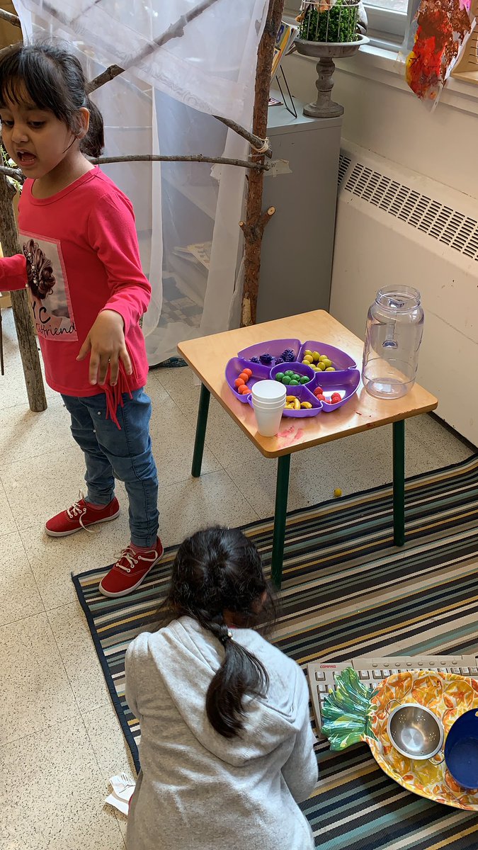 When kinders decide to “make a juice store” it quickly becomes a lesson in sorting! <a href="/TDSB_Grenoble/">Grenoble Public School</a> <a href="/mikkihymus/">Mikki Hymus</a>