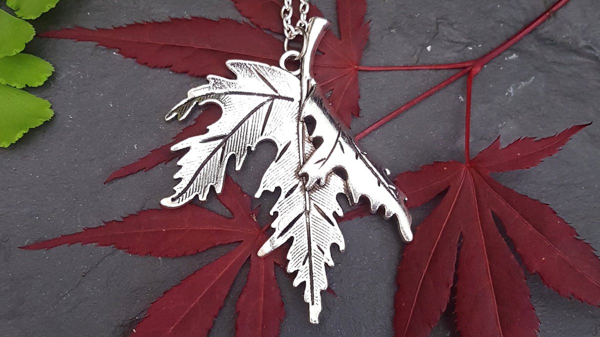 Our beautiful Maple leaf pendants make gorgeous gifts this Autumn and are only £12 each  with free UK P&P! 🍁
Shop now:
etsy.me/2N4Ypr8

#leaf #autumnjewelry #leafnecklace #EtsySeller #mapleleafs #HandmadeHour #handmade #jewellery #nature #autumnal
