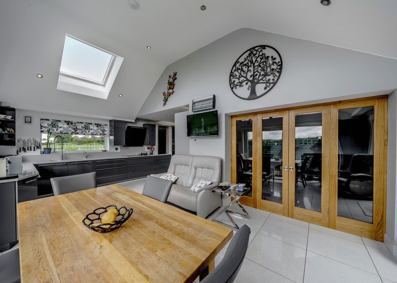 WestdownSales's tweet photo. What a stunning home we like to call it a house that Westdown built!
@MatkiShowering
@VilleroyandBoch
@KellerKitchenUK
@Siemens
@KeucoUK
@AqualisaShowers
@ZehnderRadUK
@quookeruk https://t.co/eaCTZnr81u