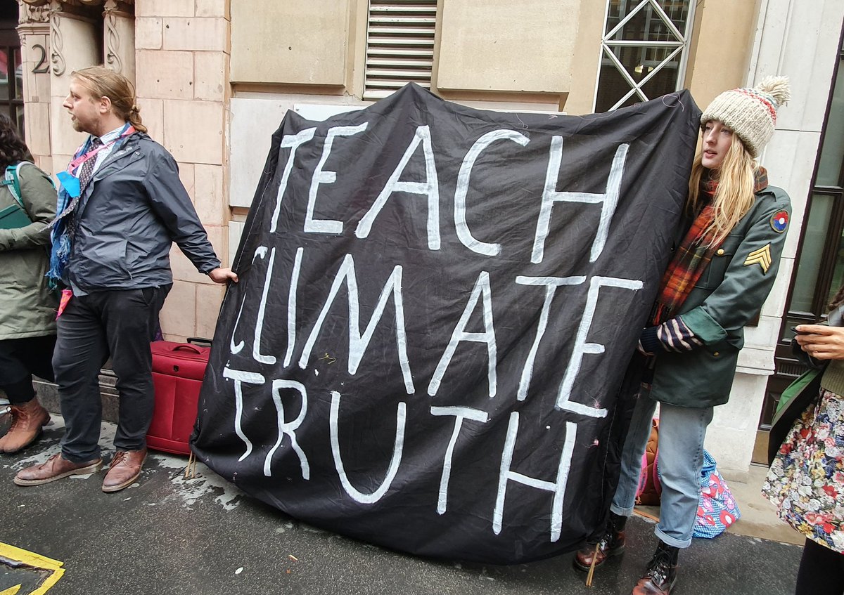 Amia_Cat's tweet photo. Today I joined other teachers + students of all ages at the @educationgovuk offices demanding we #TeachTheTruth about climate change &amp; the wider ecological crisis. 
#ExtinctionRebellion #EveryoneNow #rebelforlife #noPlanetB #ConscientiousProtectors https://t.co/dDtsVoGghi