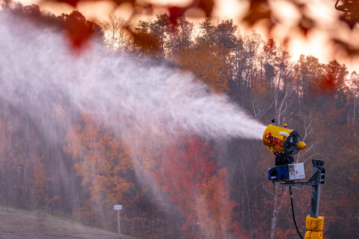 Notre système d'enneigement est parti pour la 1ère fois de la saison ce matin! Plus qu'un mois chers skieurs!! ❄️

Our snow system was turned on for the 1st time of the season this morning! Only 1 month to go dear skiers!! ❄️

📸 DKCooper #tremblant