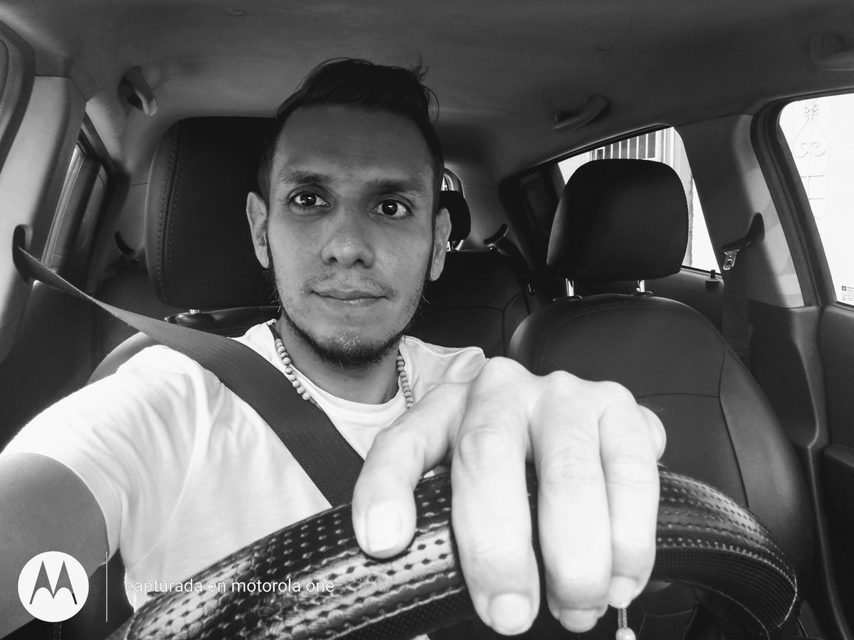 BrunoShow001's tweet photo. Te traslado por Guayaquil cómodo y seguro  transporte ejecutivo puerta a puerta #Divocar WhatsApp 0994442746 https://t.co/HQ2ioOTkpt