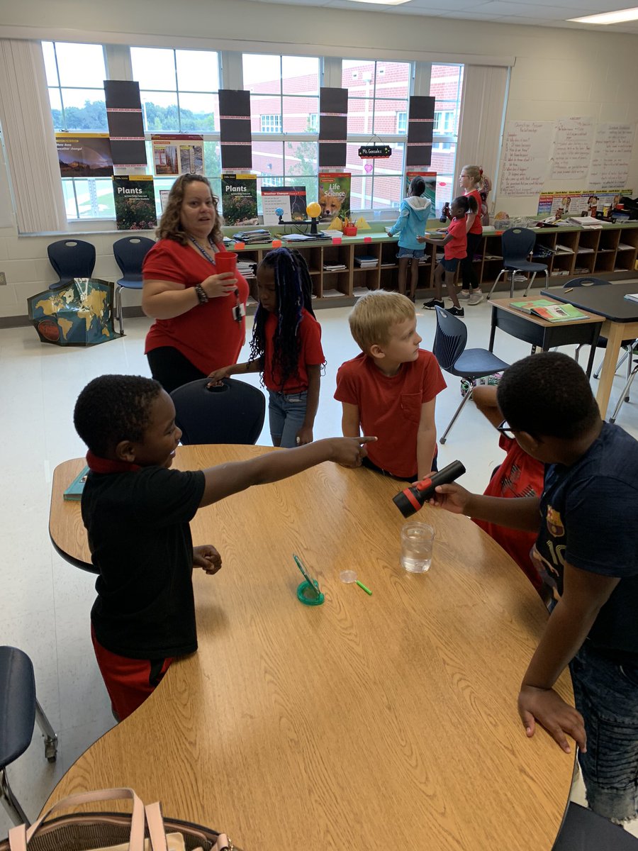 delder4edu's tweet photo. Ms. Gonzalez’s class is learning about reflection and refraction. #legacyelementary #handsonscience https://t.co/ogrrRJvKMR