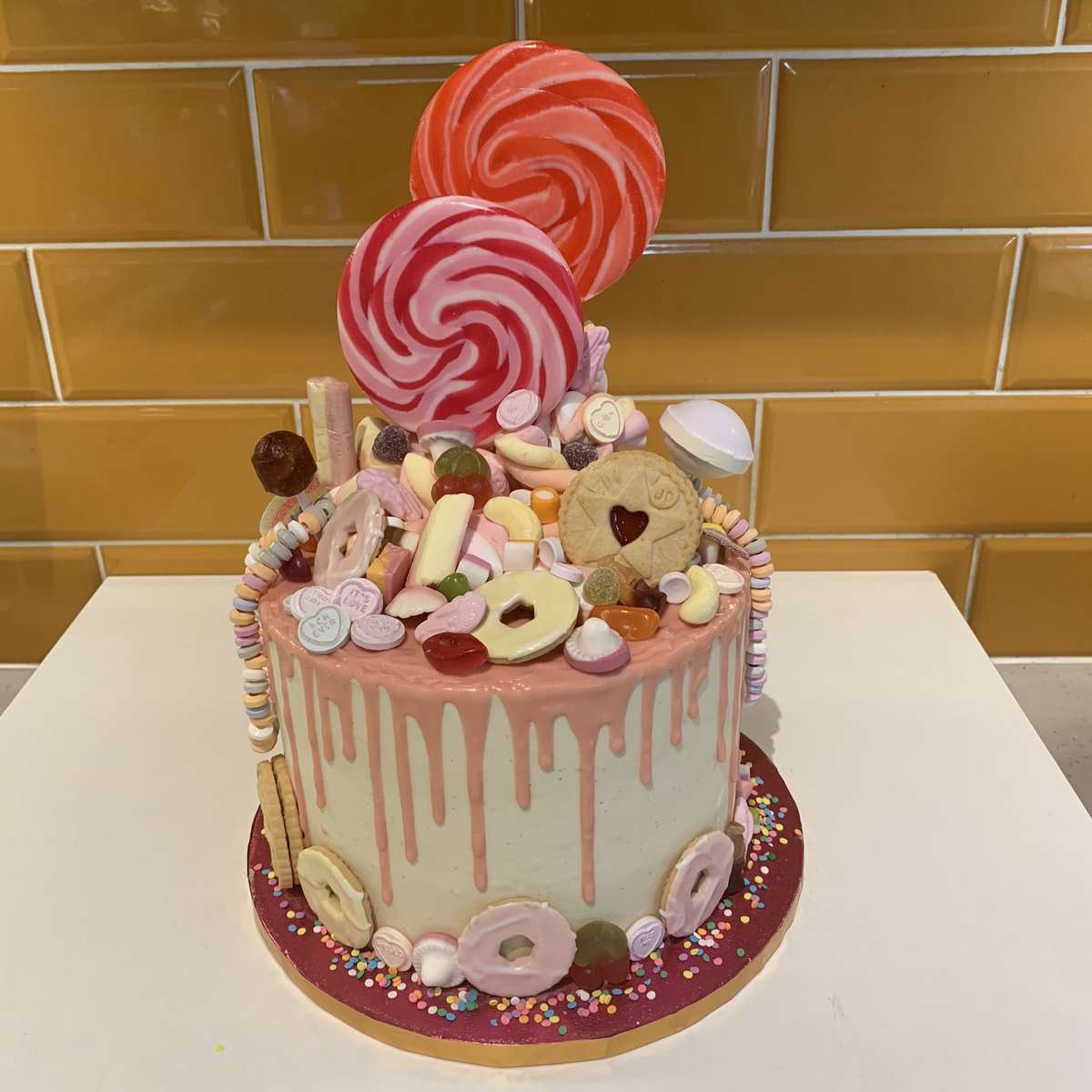 AgentsOfCake's tweet image. #sweetsformysweet #candycake #dripcake #sweetiecake #birthdaycake #londoncakes #richmondcakes