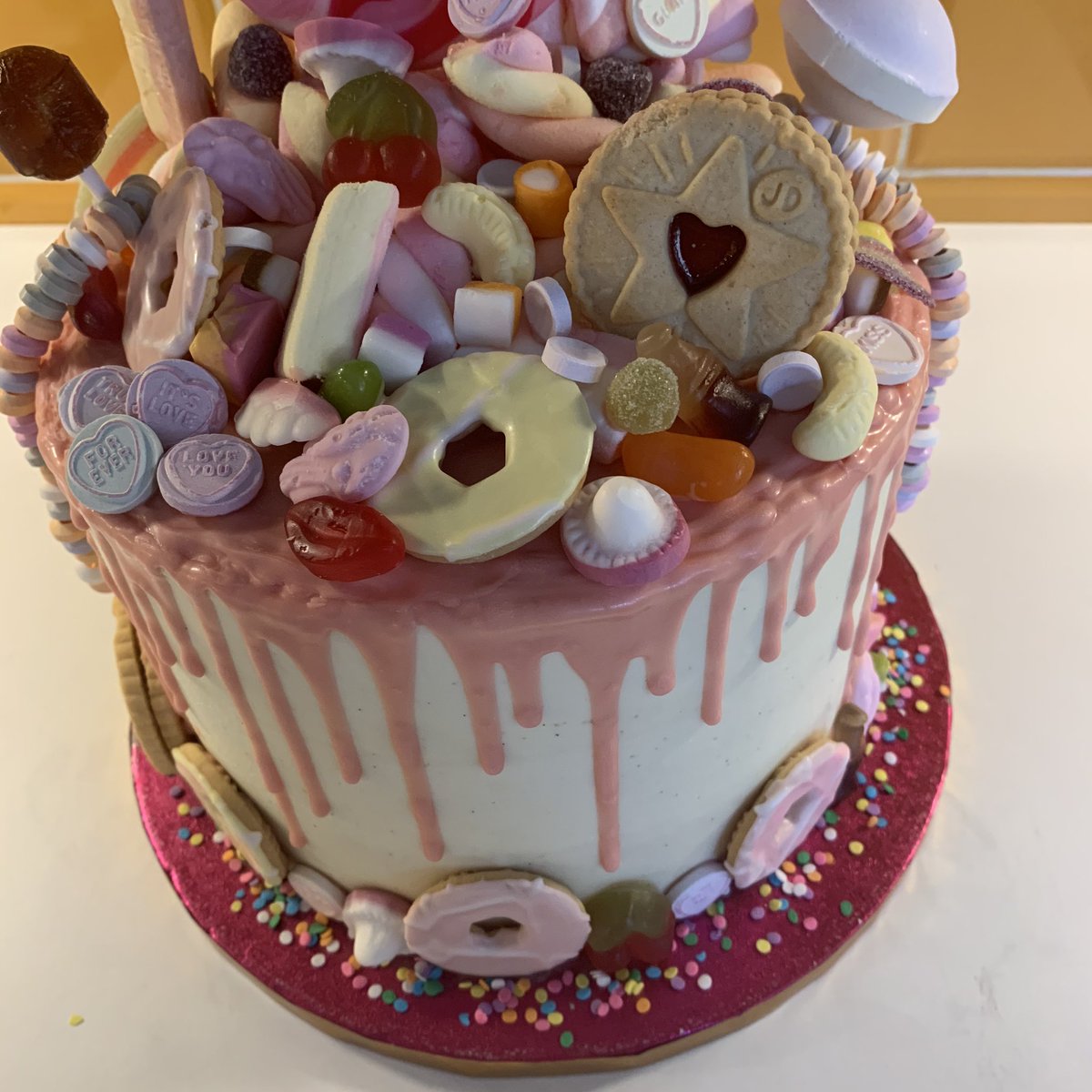 AgentsOfCake's tweet image. #sweetsformysweet #candycake #dripcake #sweetiecake #birthdaycake #londoncakes #richmondcakes
