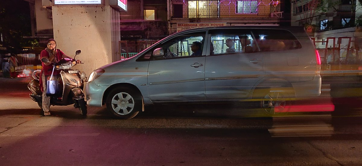 lil_devil23's tweet photo. Lady blocking traffic because of an ego issue instead of just calling the cops, Andheri East near the station @MumbaiPolice @mtptraffic https://t.co/8XvedOxjTM