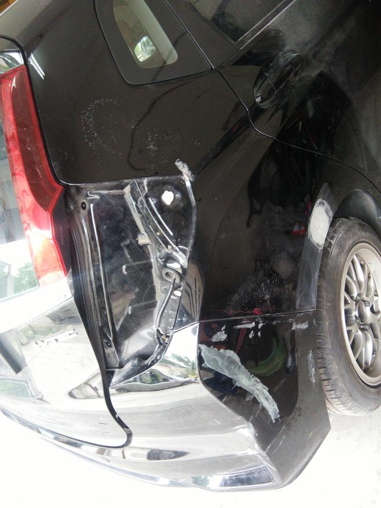 duduk di bumper kereta Jeremy Griffin