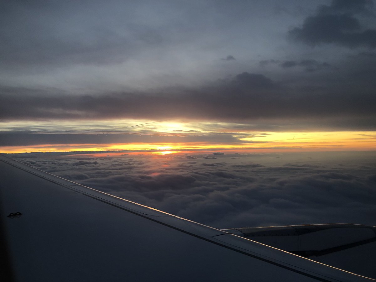 When your post about #MondayMorning finally happens at 4pm, you know your week already started like 🤦🏼‍♀️ Still, sunrise was beautiful and I choose #goodmood rather than anything else