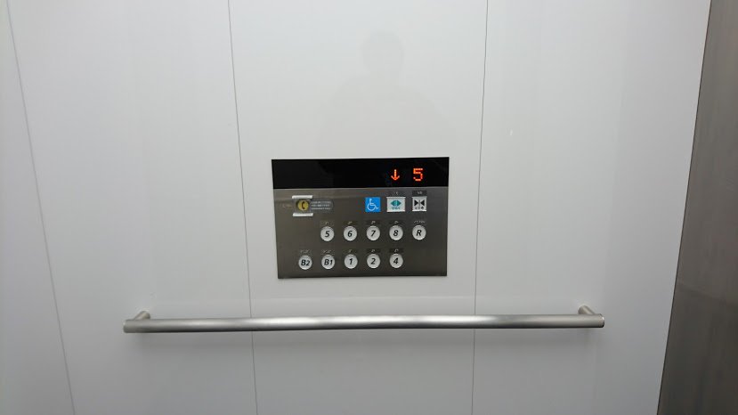 パークシティイセタン1の更新後の姿です。
2018年度に入ってから特注ビルエースからアーバンエースP型に生まれ変わりました。

停止階：B2.B1.1.2.4.5.6.7.8.R（3基すべて）
定員：15名
積載：1000kg
機種：アーバンエースP型
供用開始年月日：1985/09/--
リニューアル年度：2018年