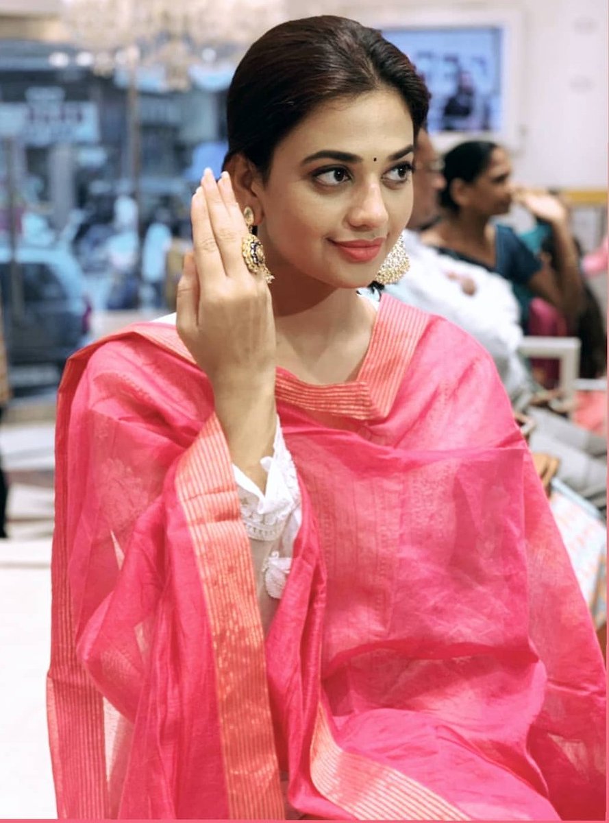 Shreeshu2's tweet photo. glamorous queen 😍😍 #shrutisharma #shruti #dhanakparekh #abrarqazi #gathbandhan @Shrutii_Sharmaa https://t.co/jU9PN5oItv