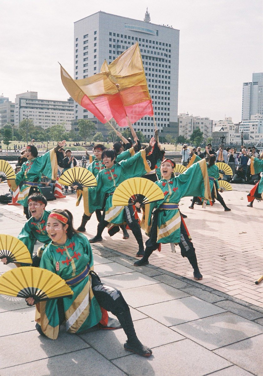 kashimu_HAMA's tweet photo. #横浜よさこい祭り の現像が上がってきました。
赤レンガ倉庫前で海をバックに踊る踊り子達。
皆、楽しそうな笑顔で輝いていました。

#コニカC35 #flashmatic シルバーに
#fujifilm #SUPERIA400 期限:2004-8 ASA125で撮影
#期限切れフィルム
#カメスズ 
#film #filmcamera #classiccamera
#よさこい https://t.co/YuTqtEKlJB