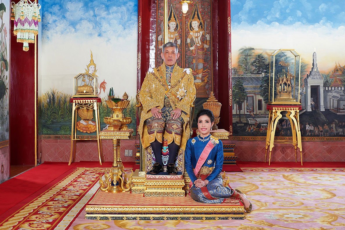 asia_bulletin's tweet photo. Thai consort stripped of titles for disloyalty to crown #Thailand
#ใหญ่กว่าที่คิส #savenui https://t.co/EUnN32qE3d https://t.co/4vLcmln5xO