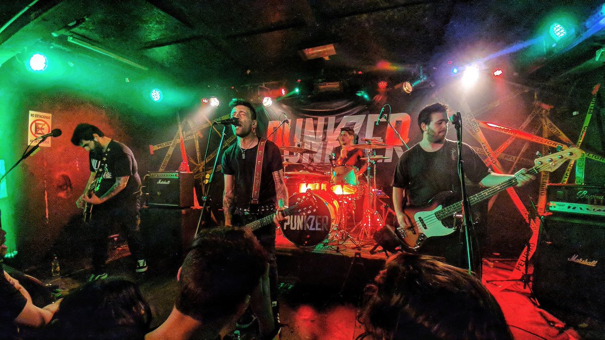 Tremenda la presentación de CONTRATODO!
Una noche llena de invitados con un bluzzlive lleno de cariño y agite!
Infinitas gracias a todos los invitados que compartieron esto con nosotros y sobre todo a ustedes por estar siempre!
Hay punkzer para rato! Se vienen novedades!