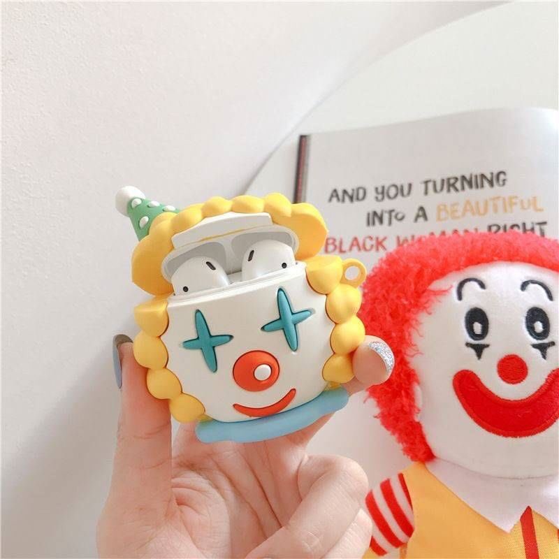 20SSHOP_'s tweet photo. — #พร้อมส่ง —

AP001

🤡 Clown airpods case กันรอยขีดข่วนให้ airpods
🚩ใส่ได้ทั้ง apple airpods gen1 และ gen2 หรือ TWS airpods ก็ใส่ได้ 
🚩วัสดุทำจาก ซิลิโคนนุ่มนิ่ม กันน้ำ 
🚩แถมที่คล้องให้ทุกอัน

💥 Price; 240฿ ส่งฟรี
#เคสairpods #Case #caseairpods #20sshopbp https://t.co/H5yKGVGLiY