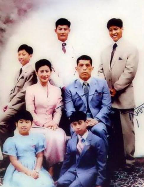 Antoinett_1971's tweet photo. ในฐานะ ผู้หญิงด้วยกันรู้สึกหดหู่กับเหตุการณ์นี้มาก รอบแรกปลดพี่สุจาริณี(ยุวธิดา) ทิ้งให้ลูกต้องหนีไปเมืองนอก คนที่สองพี่ศรีรัศมิ์ พรากแม่พรากลูกออกจากกัน และนี้ผู้หญิงคนหนึ่งที่คิดจะมาพึ่งใบบุญ กลับหลอกให้รักแล้วก็ทิ้งเพื่องเพราะไม่ใช่คนที่.....เลือก
#ใหญ่กว่าที่คิส https://t.co/y66qW1Na9G