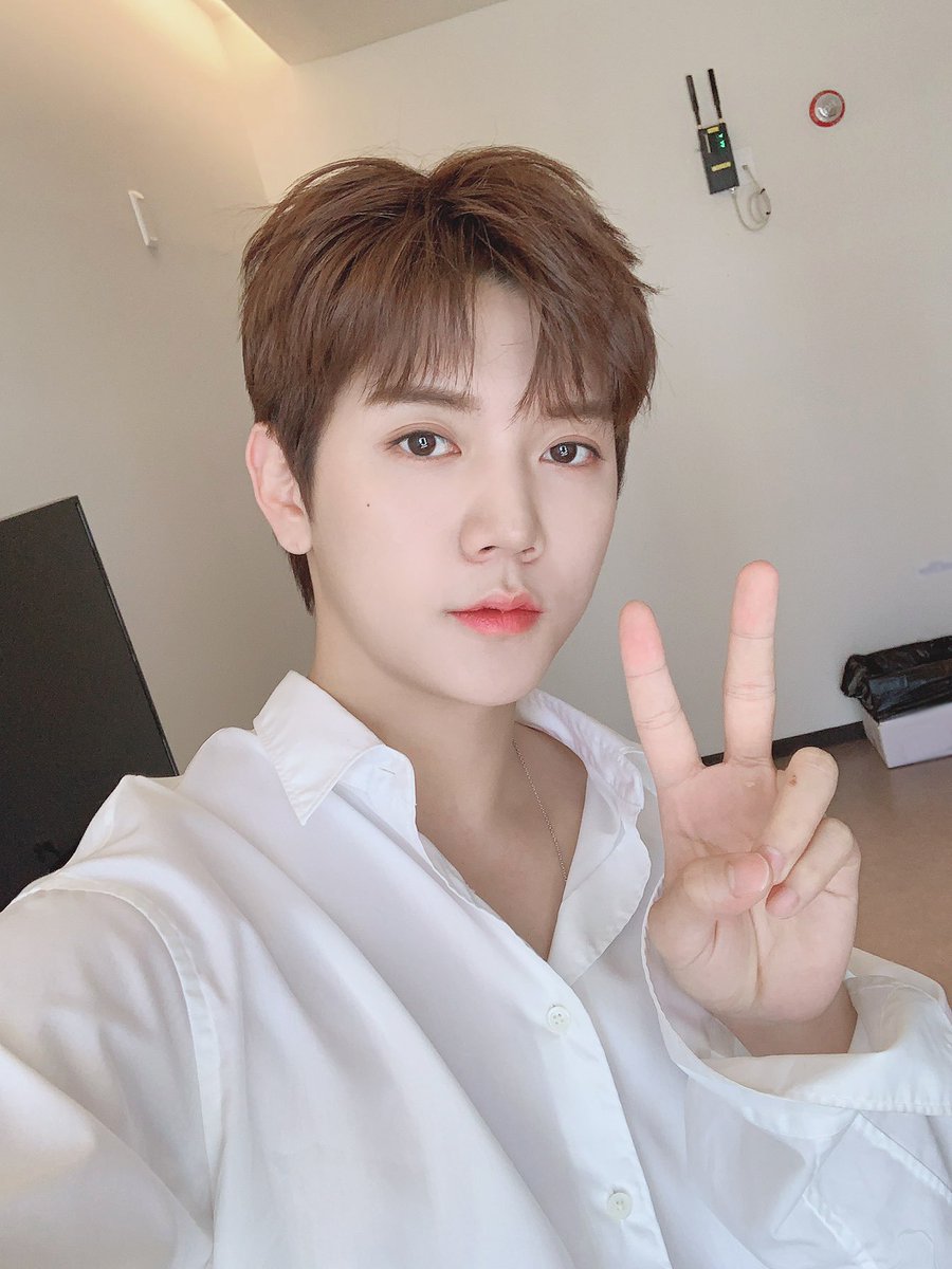NUESTNEWS's tweet photo. [NU'PAPA] 차트 공감능력🔝 진행 실력🔝 나날이 발전해 나가고 있는 막내 호구 MC망고�� 사랑둥이 #렌 덕분에 이번 주 월요병도 완전 극복! 어쩐지 러블리한 한 주가 될 것 같은 느낌적인 느낌😍 https://t.co/Z97PIghS5X