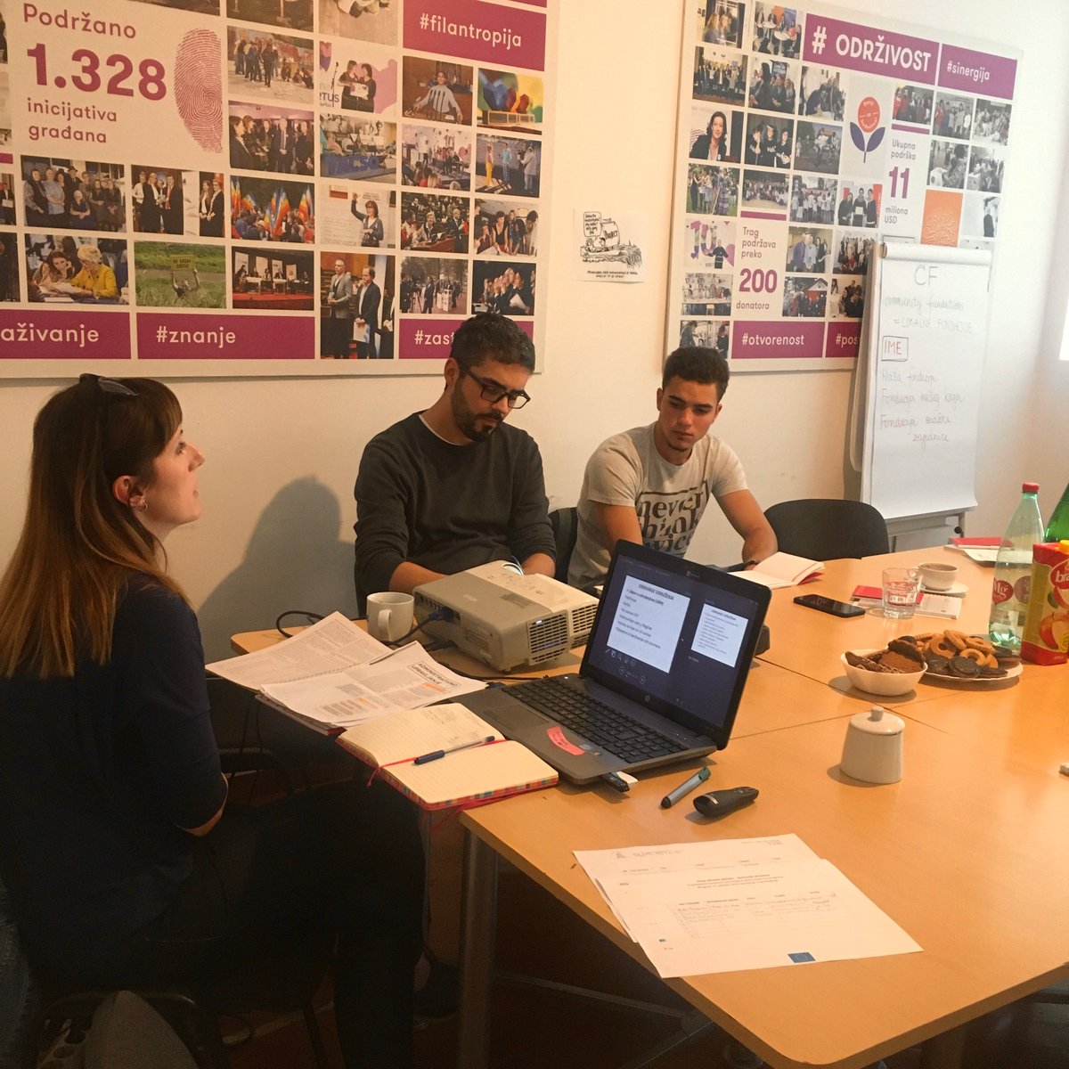 SupersteNet's tweet photo. Danas smo u @tragfondacija, gde draga Dejana iz @gradjanske neformalnim grupama koje su dobile #Centrifuga podršku drži trening za registraciju udruženja! 😊

#Superste #radenasideje #verujusebe #ResursCentar https://t.co/fViKdjmIsM