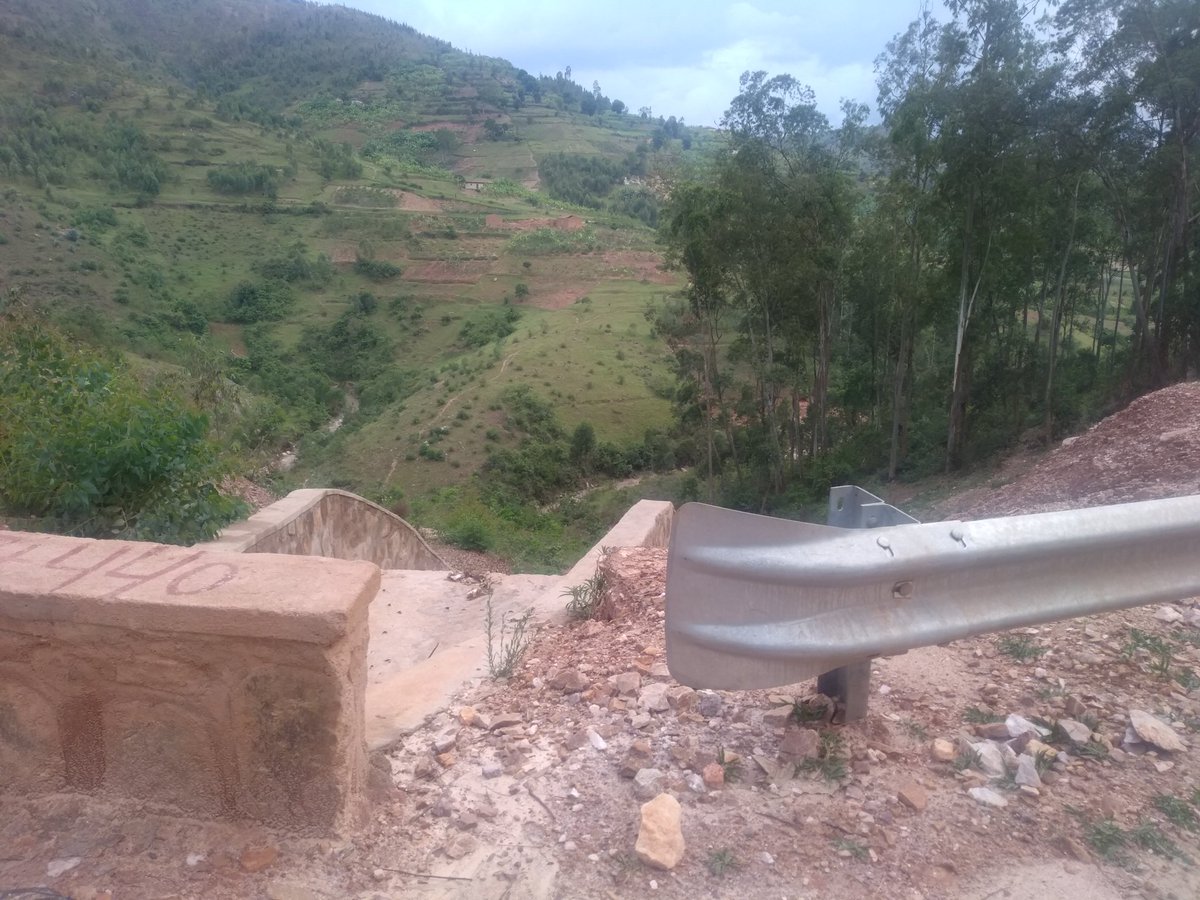 RTANGARWMABOKO's tweet photo. Umurage w'u #Rwanda ni u Kwaanda(Kwaguka buhoro buhoro ark bizira imbibi)Ubu ahitwaga mu Ngendo mbi ntihakiri #Inzigo ku bagenzi ahubwo harabanzwe hanasubizaho,inzira ni nyabagendwa,ubunyerere ngo miru kd nange nahateye icyuhagiro. Mwishyuke @RuhangoDistrict #GerayoAmahoro! https://t.co/kbtfVVPdGA