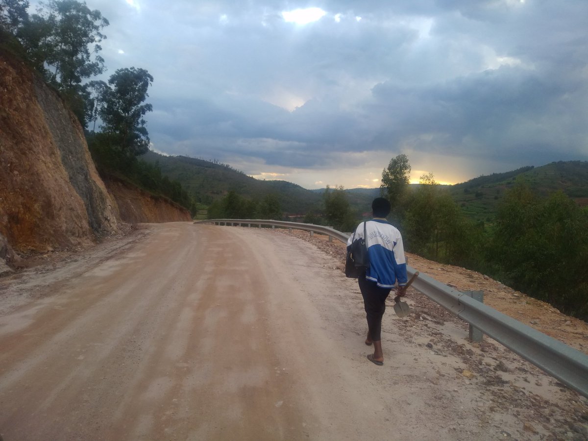 RTANGARWMABOKO's tweet photo. Umurage w'u #Rwanda ni u Kwaanda(Kwaguka buhoro buhoro ark bizira imbibi)Ubu ahitwaga mu Ngendo mbi ntihakiri #Inzigo ku bagenzi ahubwo harabanzwe hanasubizaho,inzira ni nyabagendwa,ubunyerere ngo miru kd nange nahateye icyuhagiro. Mwishyuke @RuhangoDistrict #GerayoAmahoro! https://t.co/kbtfVVPdGA