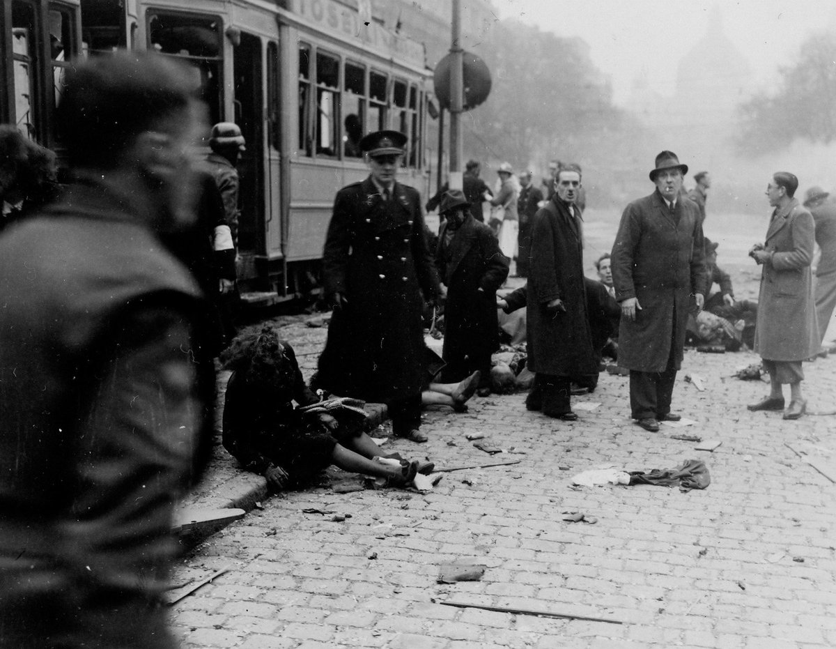 30/11/44: “Raketbommen zeer dicht bij ons ingeslagen. In volle straat, op een der drukste kruispunten en juist op het middaguur. Stapels slachtoffers, graanpaden en rijwegen bezaaid met lijken, afgerukte armen en benen. Plassen bloed, de muren volgespat...” #WO2 #Greeve
