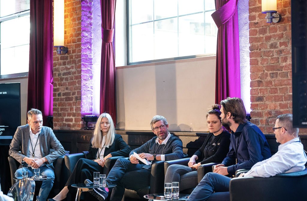 paymentbanking's tweet photo. Auf der #BEX19 haben #Banken mit Technologieanbietern und Regulatoren über den Status Quo der #PSD2 diskutiert und interessante Einblicke zur aktuellen Lage der Umsetzung gegeben. Das alles hört ihr im #FinTech #Podcast #228 🎙️📡https://t.co/xvHdJl8yPF @ambajorat https://t.co/THzlMpuvSZ