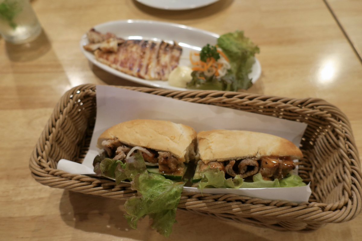 Sanokuni در توییتر ベトフォー 向ヶ丘遊園 イカの辛味焼き 550円 バインミ 480円 イカは大型のイカの胴のステーキ ムラサキロールかな サテ ベトナムの辛味調味料 で味付けしたピリ辛 バインミーはベトナムの屋台で定番の軽食で柔らかいフランスパンに切れ込みを Sanokuni در توییتر ベトフォー 向ヶ丘遊園 イカの辛味焼き 550円 バインミ 480円 イカは大型のイカの胴のステーキ ムラサキロールかな サテ ベトナムの辛味調味料 で味付けしたピリ辛 バインミーはベトナムの屋台で定番の軽食で柔らかいフランスパンに切れ込みを