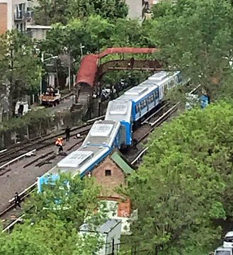 viasmitre's tweet photo. Descarriló #TrenTigre llegando a la terminal de Tigre. Servicio limitado entre Victoria y Retiro. https://t.co/LwnHECrgtX