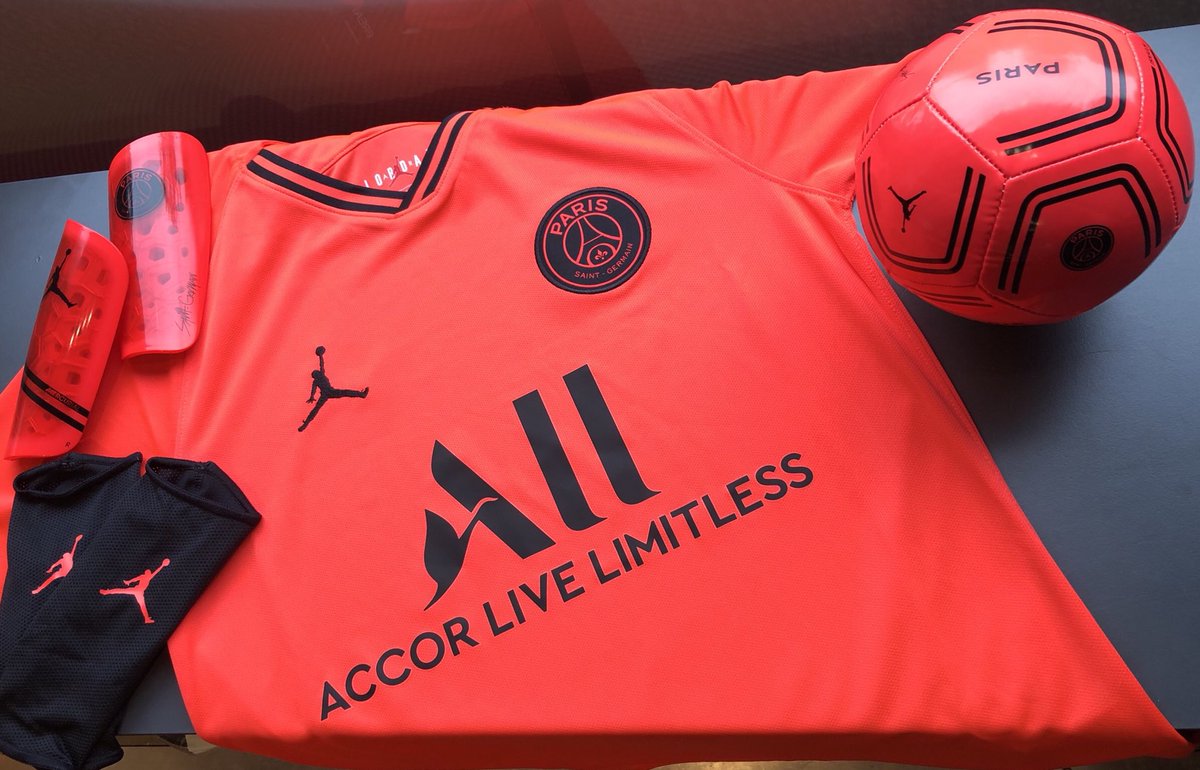 lasource75006's tweet photo. 🎁Pour fêter mon partenariat avec @FootStore75 et à l’occasion de Brugge VS PSG, Nous vous offrons le fameux maillot @Jumpman23 X PSG. Pour jouer c’est simple :
➡️Retweet ce tweet✅
➡️Follow @lasource75006✅
➡️Follow @FootStore75✅
TAS samedi 26 octobre 
Bonne chance #PSG 🔴🔵 https://t.co/j864AOsFqV