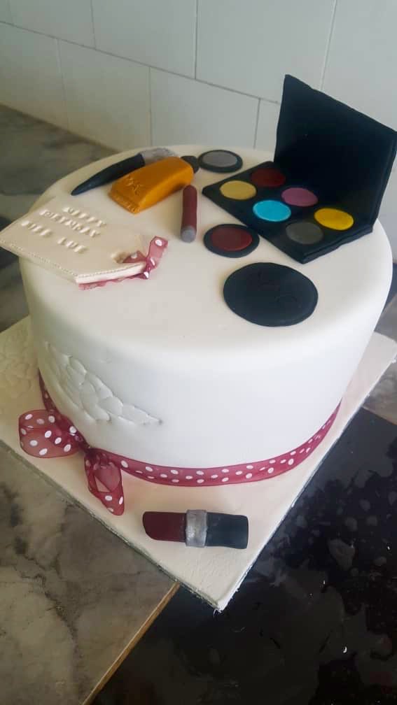 It's Cake O'clock😍 for a makeup lover🎨💋 #YourBulawayoBaker #OrderYours #TheSweetLifeCakery