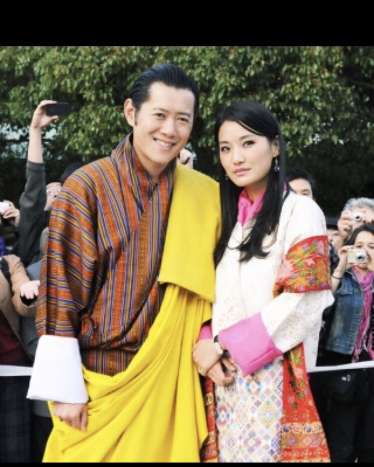 明日の即位礼にブータン国王夫妻が参加されるんだけど美男美女で人格者。
国王17歳王妃7歳の時にお互い一目惚れで結婚の約束をして10年後結婚。
ブータンは一夫多妻だけど生涯ペマ王妃だけを愛すると誓った。2016年王子誕生。個人的に大好きな王族なのでお姿拝見するの楽しみ。特に王妃。